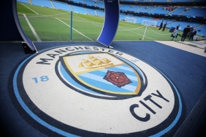 TA：曼城球迷沉浸在胜利喜悦中，开球前他们就已进入反派角色状态